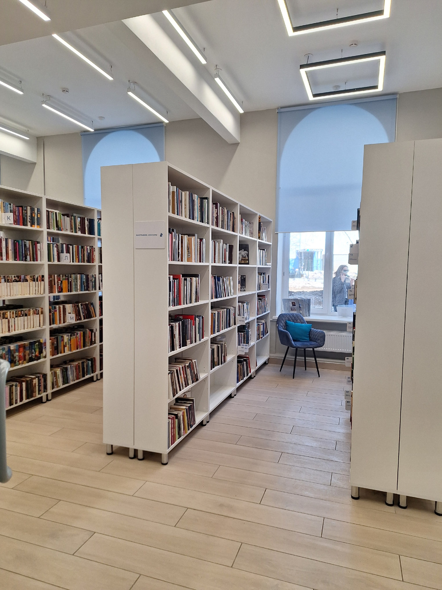 Зал московской библиотеки, где я вчера побывала. Фото - собственность автора канала "ТАК НАДО".