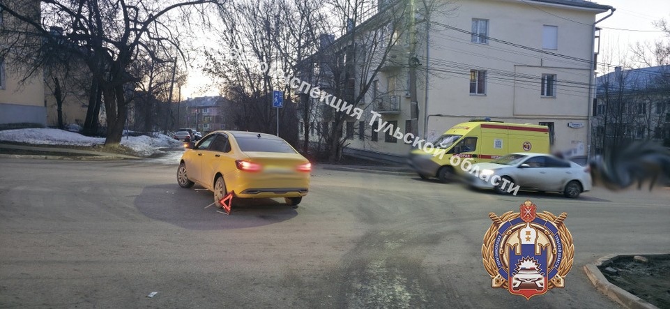    53-летнюю женщину госпитализировали в больницу после ДТП на улице Болдина в Туле. материалы пресс-служб