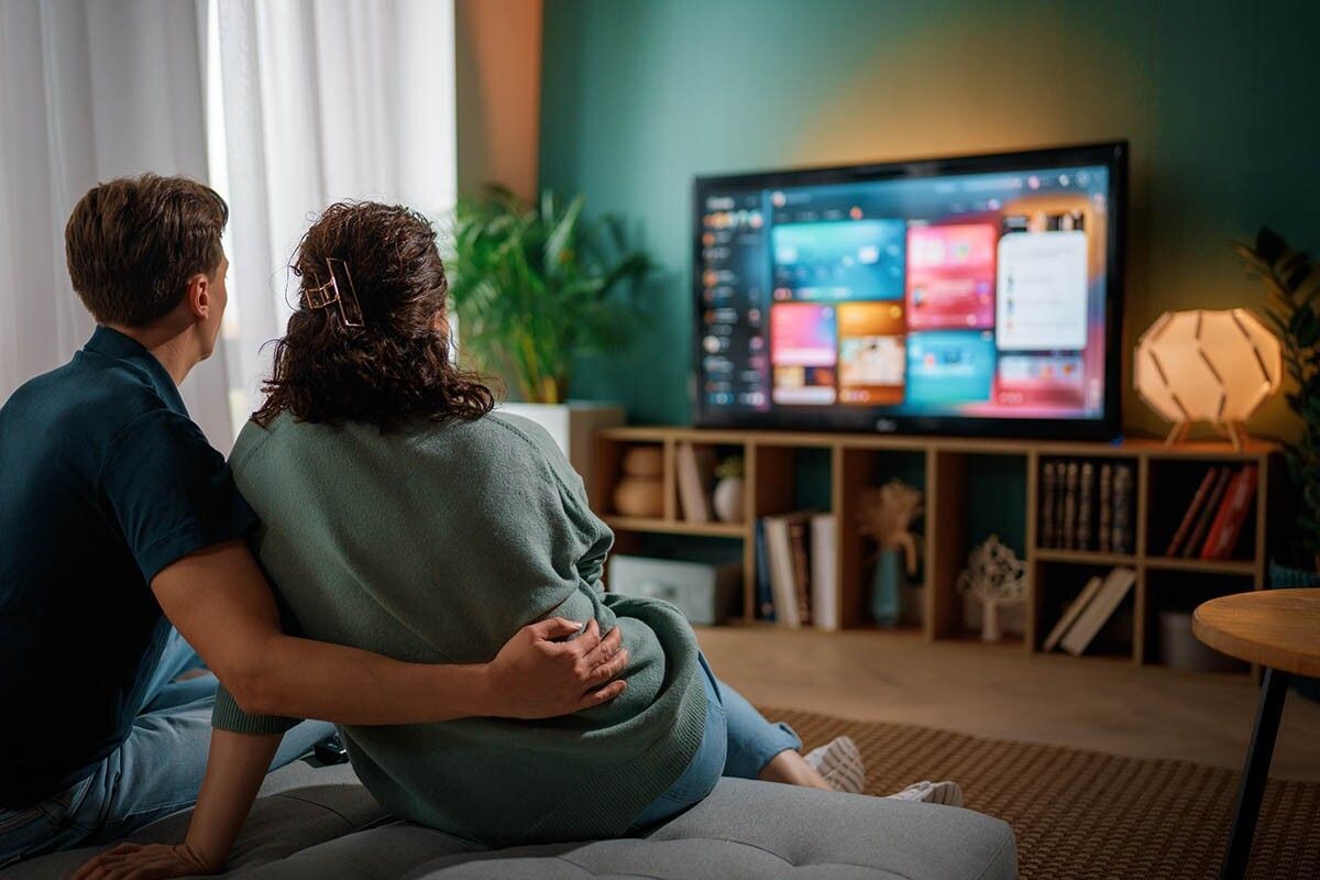 Сериалы смотрят, чтобы расслабиться, отдохнуть, пережить яркие эмоции, провести время с близкими. Источник: Yuganov Konstantin / Shutterstock / FOTODOM📷

