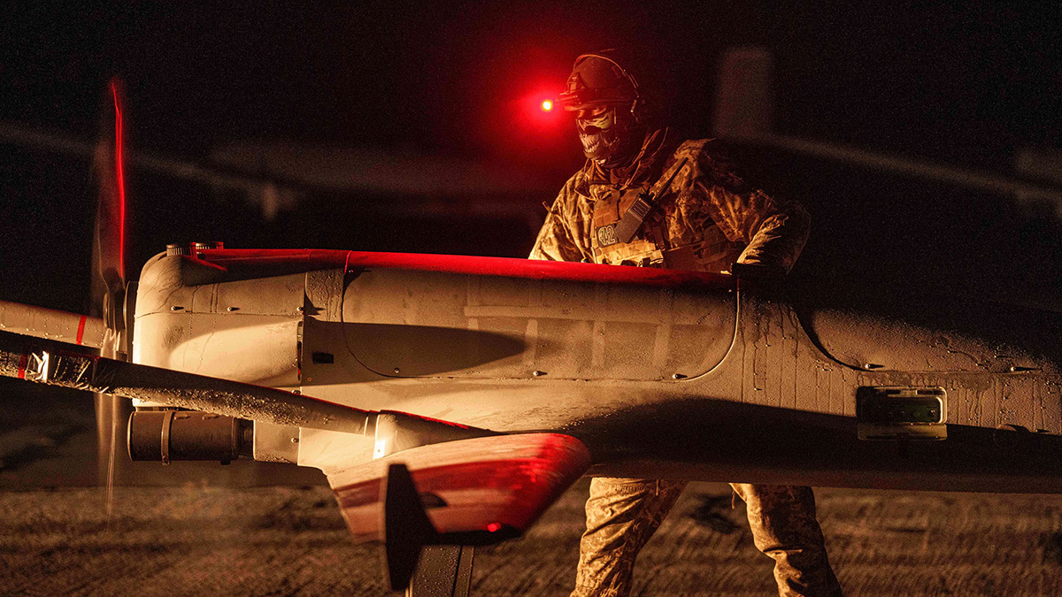   Evgeniy Maloletka / AP- Украинский военнослужащий готовит к запуску дальнобойный беспилотник Ан-196 «Лютый» в неназванном месте на Украине, 14 октября 2025 года