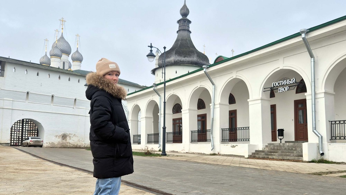 Ростов Великий — один из моих любимых городов на Золотом кольце России. Каждый раз, приезжая сюда, вижу, как он меняется к лучшему. Гостиный двор — масштабный комплекс в стиле классицизма, который был отреставрирован в последние годы и стал новой точкой культурной и гастрономической жизни
