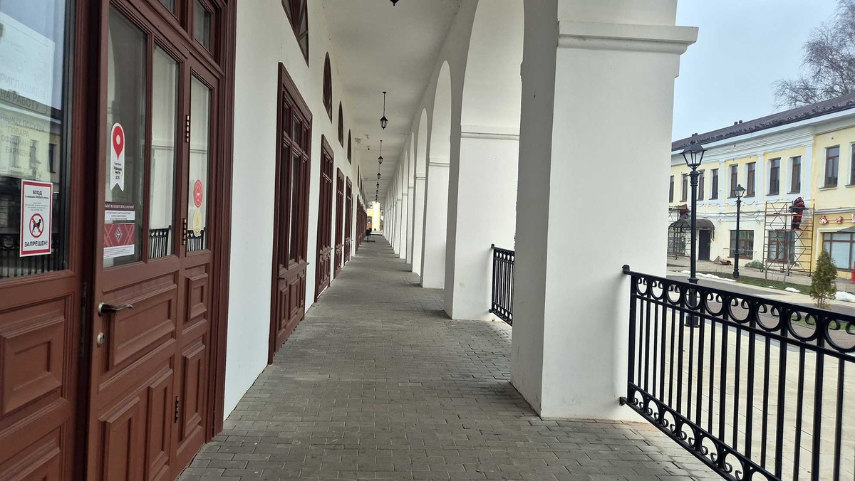 Строительством занимались подрядчики из деревни Браташино — братья-крестьяне Смолины. Надзор за выполнением работ осуществлял гражданский инженер Блеклов, а крестьянин Кисилев выполнил благоустройство прилегающей территории и внутреннего двора. Кстати, до революции умелые и предприимчивые крестьяне по сути являлись владельцами первых в нашей стране строительных компаний. Листайте галерею, чтобы увидеть еще фото