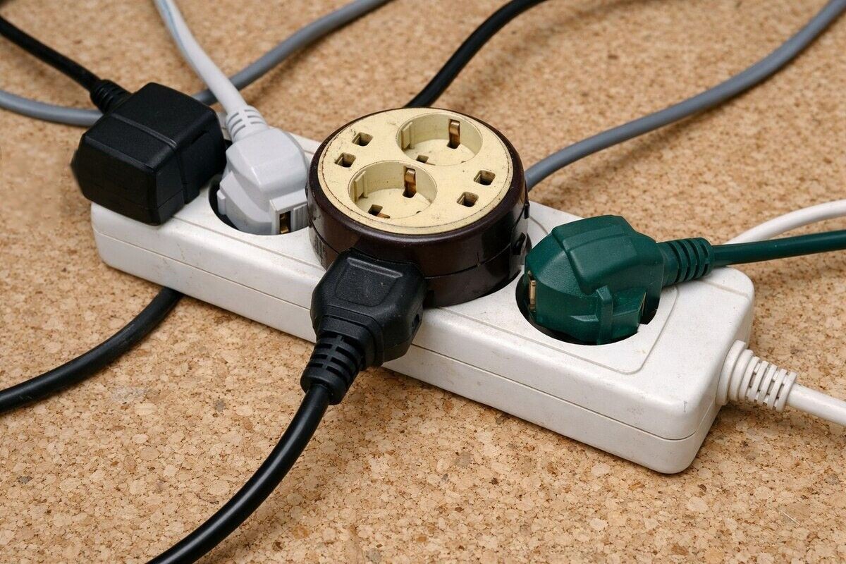 Не надо так перегружать удлинитель. Источник: нейросеть📷
