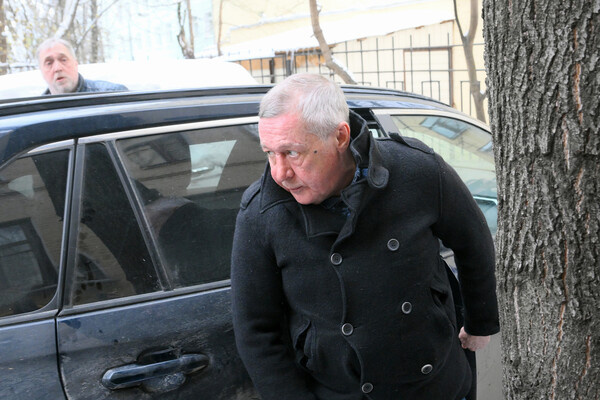 Актер Михаил Ефремов, освободившийся из колонии по условно-досрочному освобождению, у своего дома в Москве, 9 апреля 2025 года / Алексей Майшев/РИА Новости   📷