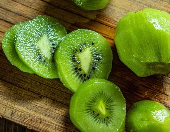 Не кремами едиными: ученые выяснили, как витамин C из еды влияет на кожу