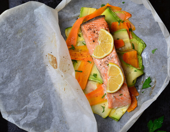 Без масла, лишних калорий и снова в тренде: как готовить еду "в конверте"?