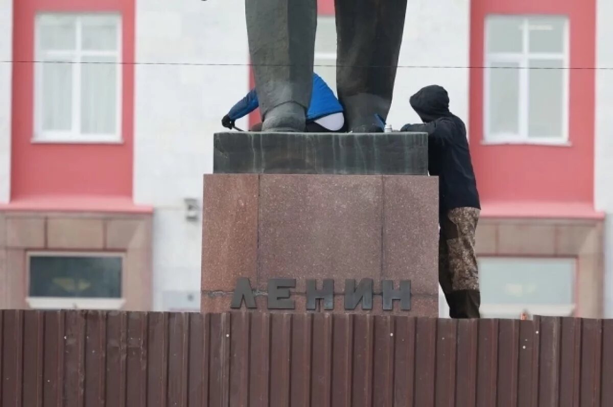    Памятник Ленину на площади Советов в Барнауле сняли с постамента