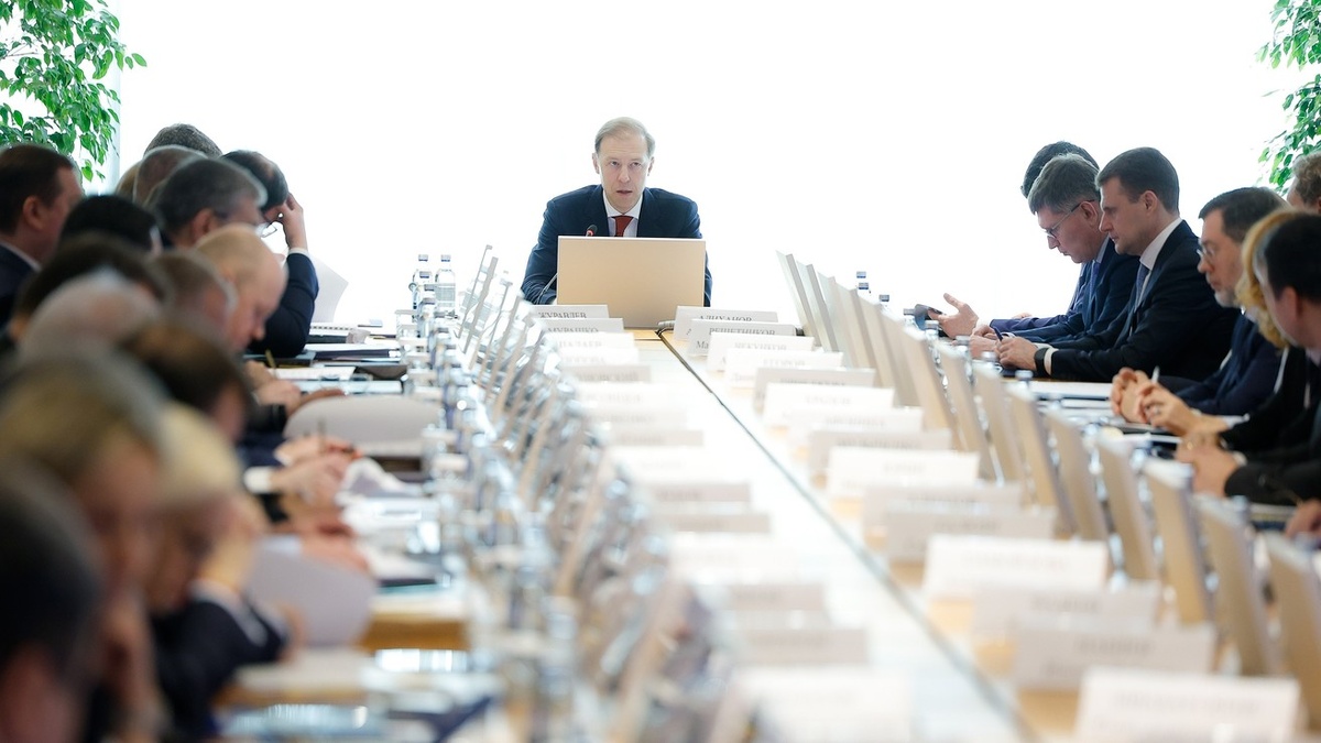 Автор фото: government.ru. Денис Мантуров (по центру) в ходе заседания Государственной комиссии по противодействию незаконному обороту промышленной продукции, 25 марта 2026 года.