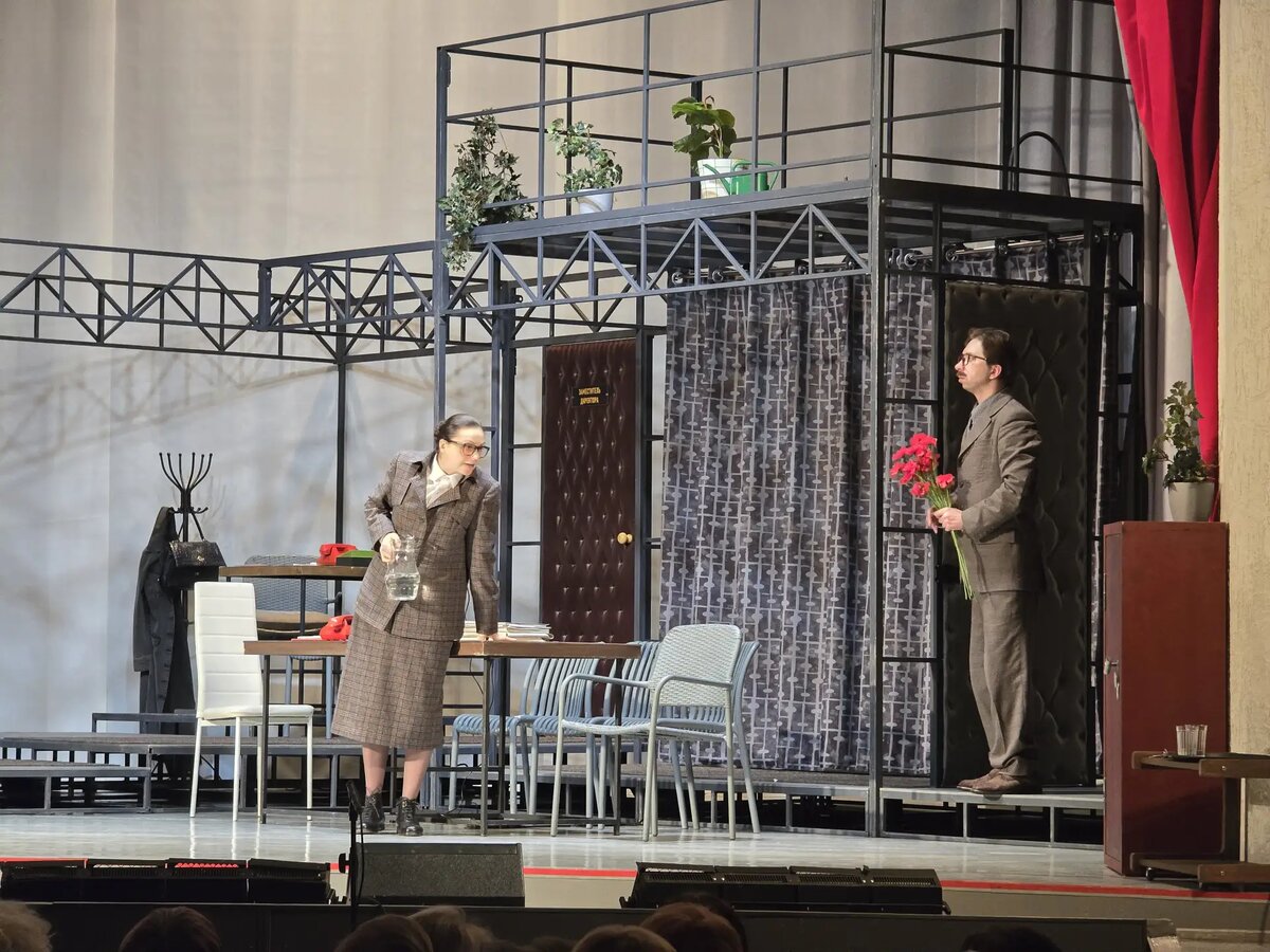 «Мымра»(Ольга Белоброва) и товарищ Новосельцев (Юрий Суслин)