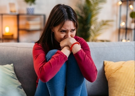 Жена в слезах