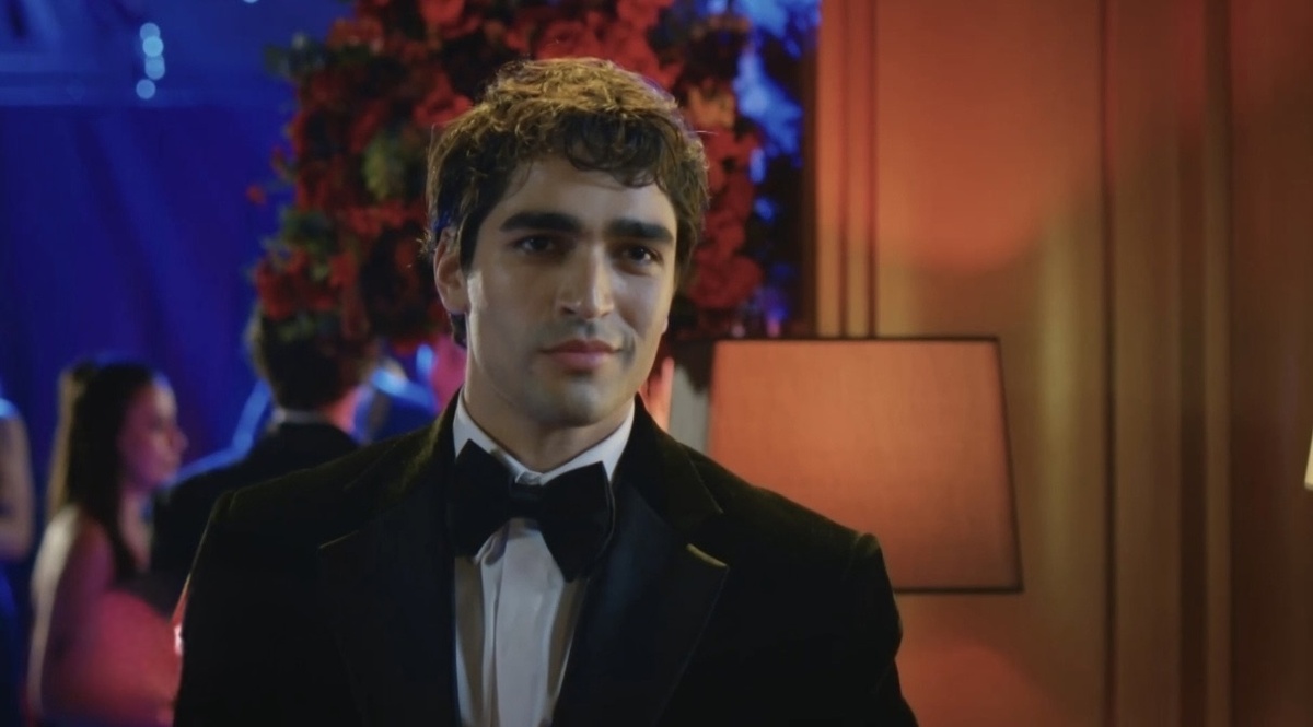 кадр из сериала "Парень" (Delikanlı)