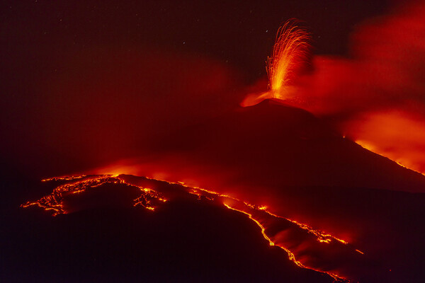 Извержение вулкана Этна в Италии, 26 августа 2025 года / Salvatore Allegra/AP   📷