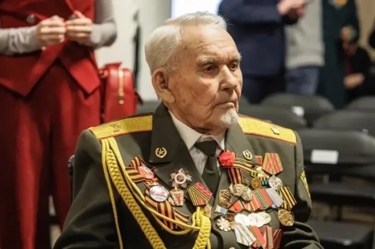    Глава Орлов поздравил с вековым юбилеем Почетного гражданина Екатеринбурга