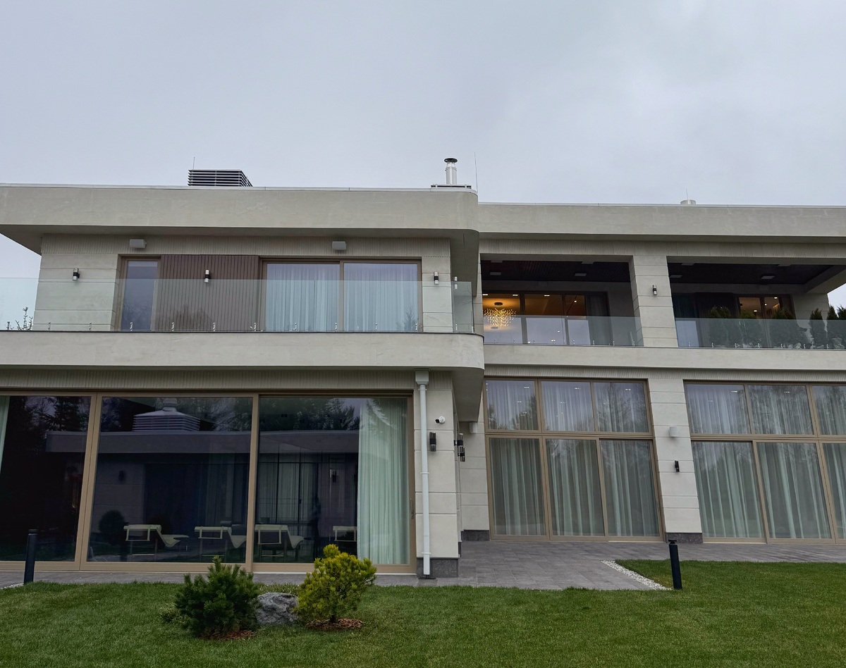 Стеклянное ограждение для террасы в загородном доме.