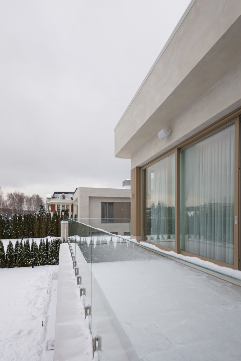 Стеклянное ограждение для террасы в загородном доме.