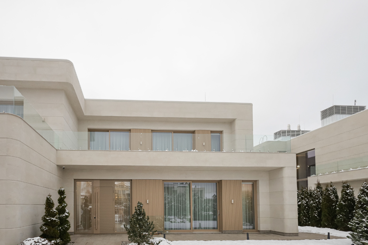 Стеклянное ограждение для террасы в загородном доме.