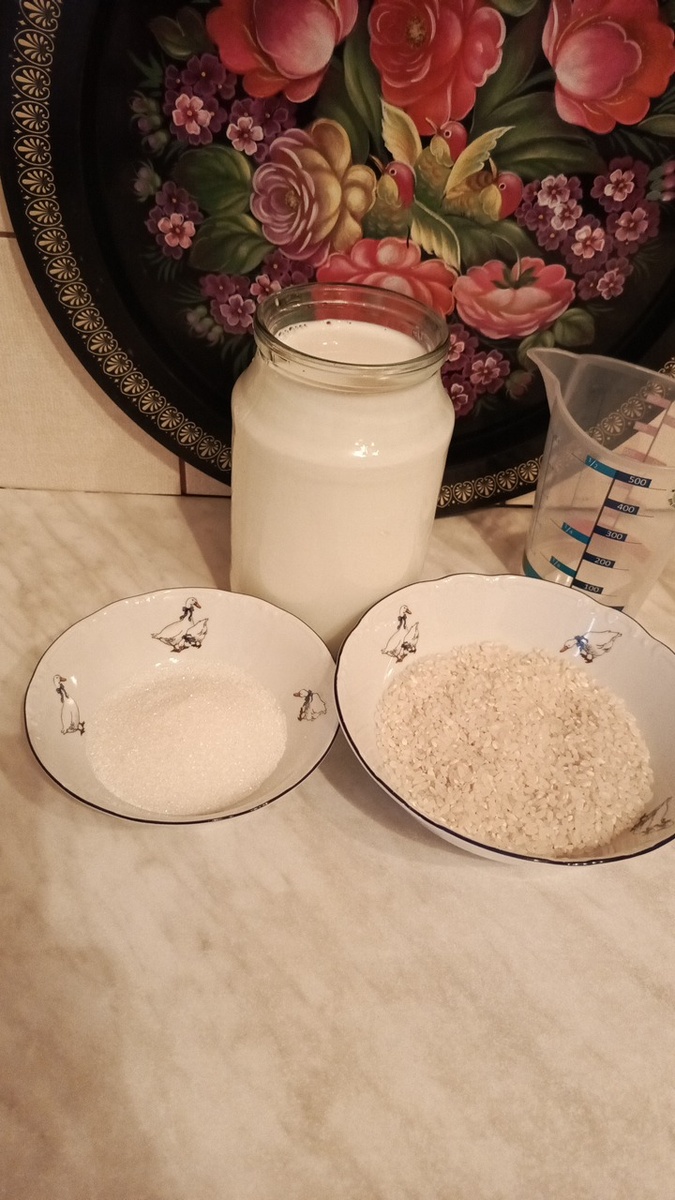 Подготовить продукты -: молоко, рис, сахар. Фото автора.