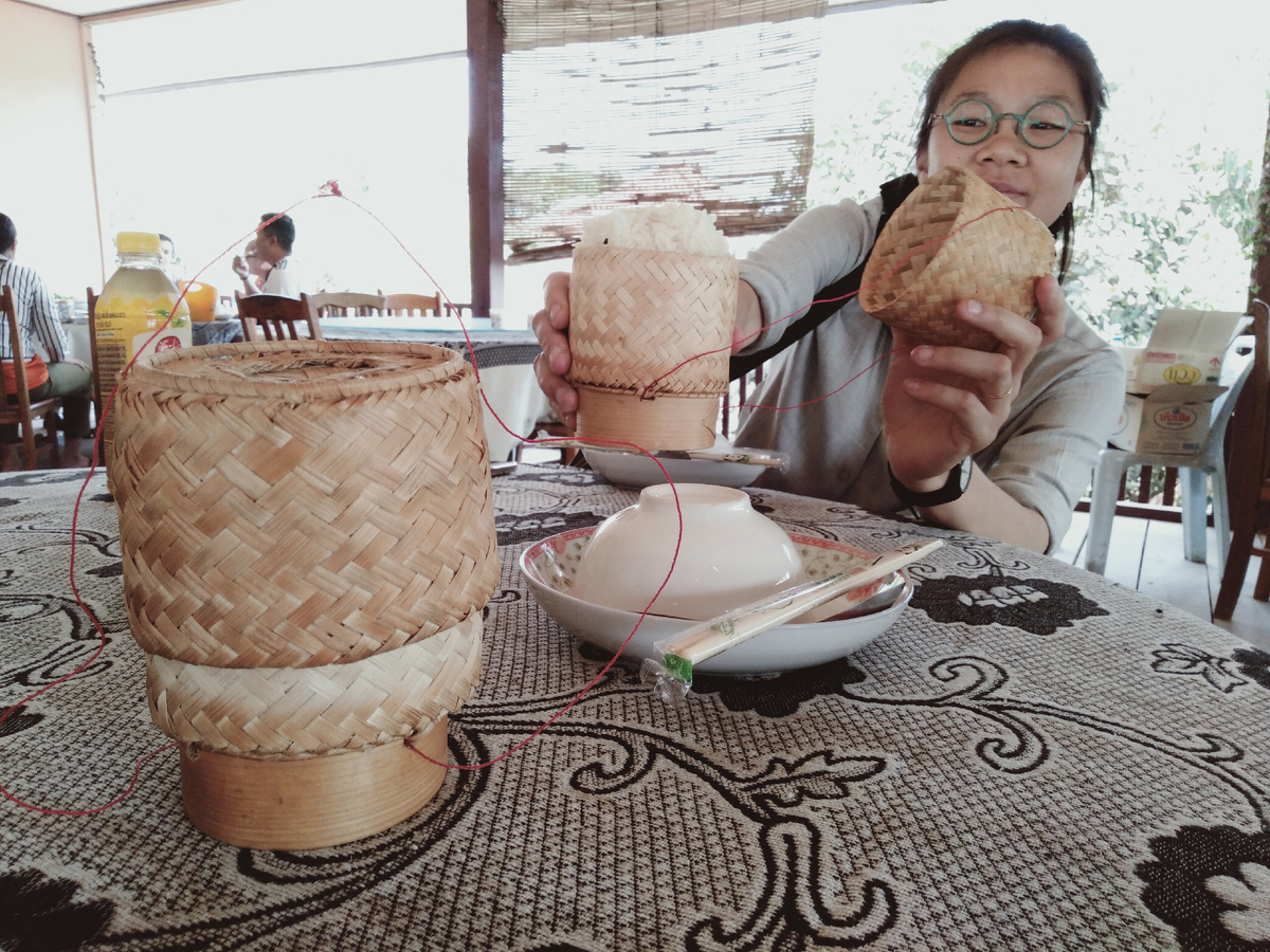 Липкий рис подают в таких корзиночках