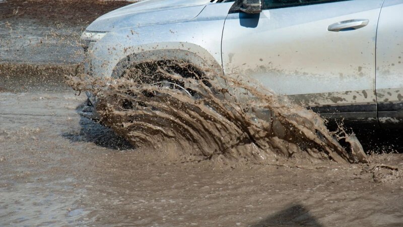     Лужи на ул. Ядринцева. Дмитрий Лямзин