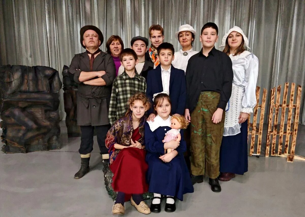 Актерский состав в спектакле «Дети подземелья» и режиссер Любовь Мильчевич