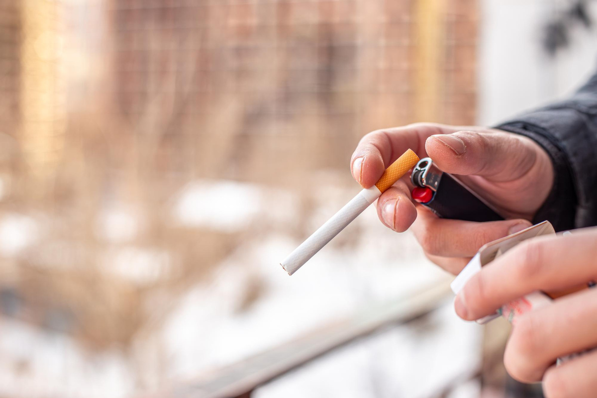    За сигареты на балконе можно получить иск. Фото: freepik.com