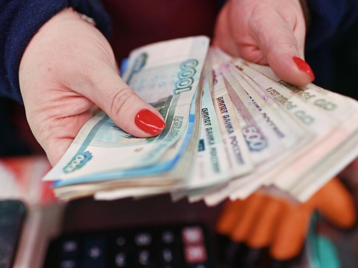    Продавец пересчитывает деньги | © РИА Новости / Алексей Мальгавко