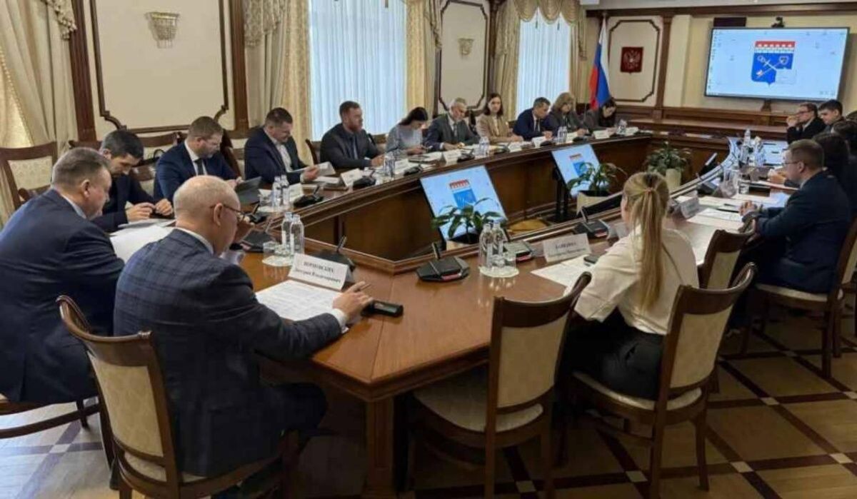     Заседание. Источник: max.ru/lenobladminka Автор фото: Пресс-служба администрации Ленинградской области