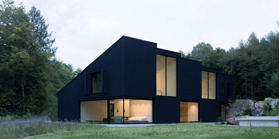 Деревянный дом у озера в Германии