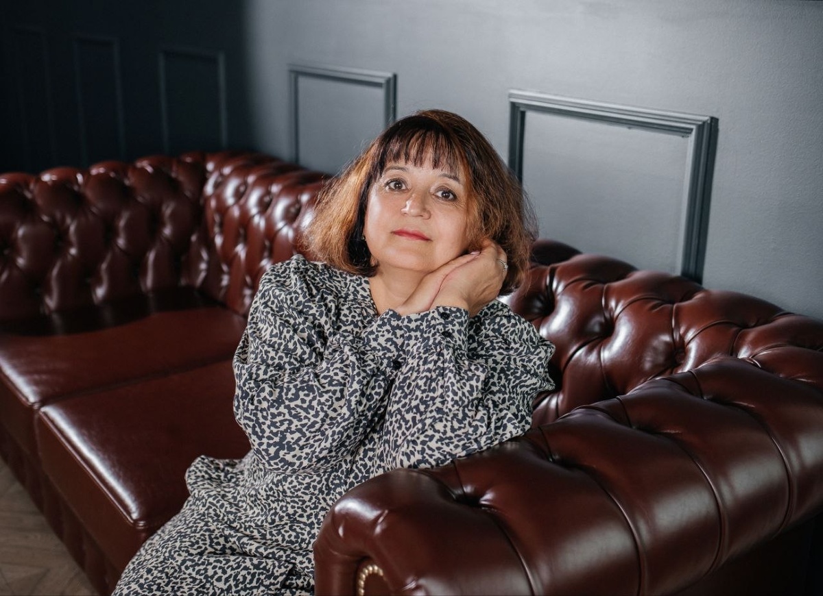 Оксана Билык, внештатный  советник Губернатора Иркутской области - региональный куратор проекта "Вызов". 

Дорогие друзья!

Приветствую вас на своём канале Семья_вместе38, посвященном работе по сохранению кровной семьи для каждого ребенка!".

Родители сопровождают нас в течение всей жизни: будучи детьми, мы прячемся за их спины, вырастая, мы просим их мудрого совета. Семейная обстановка –   самые лучшие и естественные условия для взросления каждого человека.
Иркутская область приняла Вызов и стала одним из 14 пилотных регионов  стратегической программы Уполномоченного при Президенте Российской Федерации по правам ребенка Марии Алексеевны Львовой-Беловой «Дети в семье».
Напомню, что общая задача проекта «Вызов»— внедрить семьесберегающий подход и сократить число детей в учреждениях, сделать все, чтобы   ребята жили приоритетно в родной семье.  Отрадно, что семьесберегающий подход становиться частью работы всех помогающих специалистов в нашей области.
Хочу пожелать всем продуктивной работы и новых интересных идей, а нашим ребятишкам – стабильных семей, безопасных условий и много детских радостей!