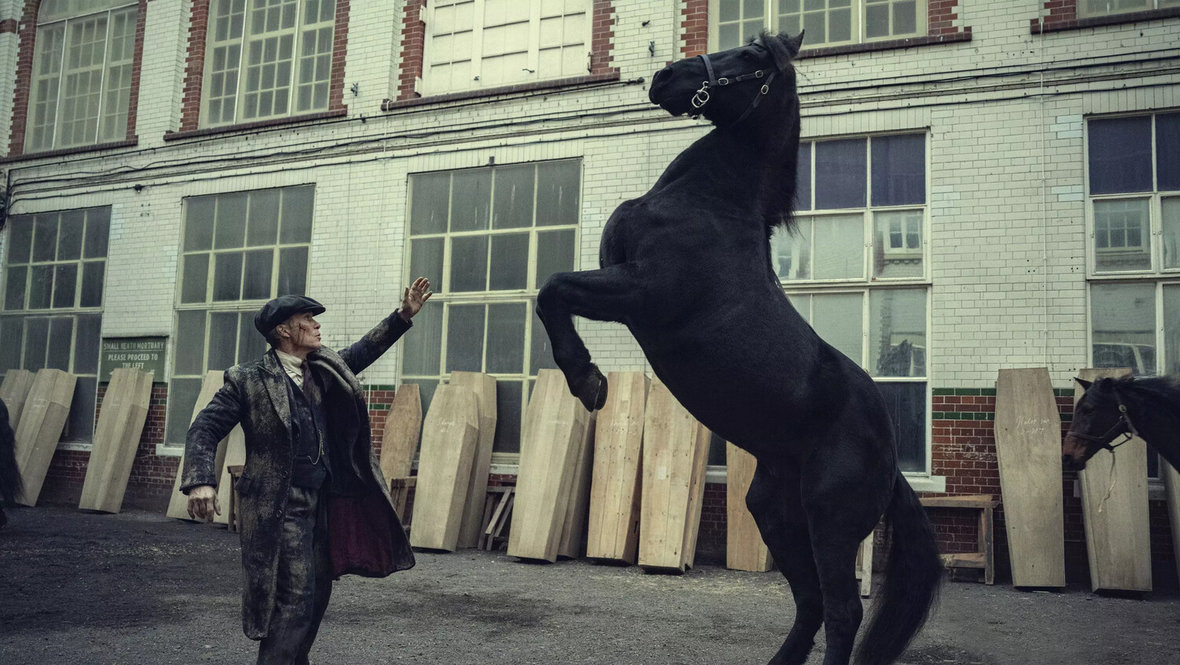    Кадр из фильма «Острые козырьки: Бессмертный человек», реж. Том Харпер, BBC Studios, Tiger Aspect Productions, BBC Film