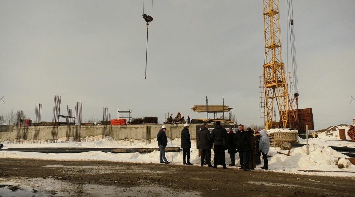    Партийный десант проинспектировал строительство культурно-образовательного комплекса в поселке Пойковский