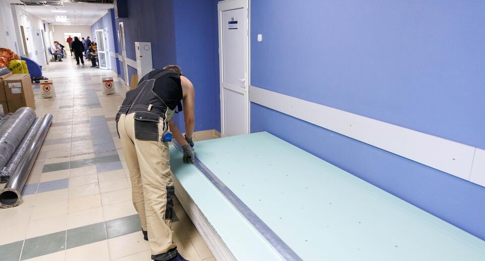    В поликлинике № 6 Люберецкой больницы строители продолжают ремонт кабинета МРТ для установки тяжёлого медицинского оборудования. / Наталья Лымарь