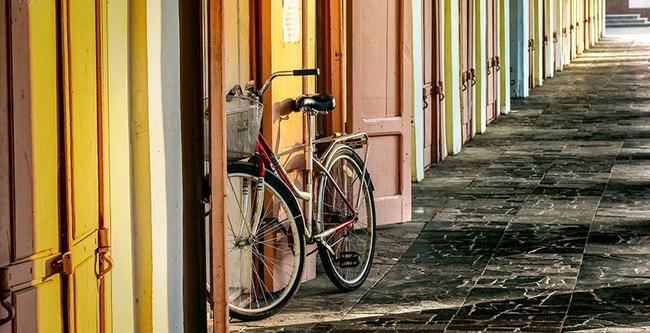 При парковке велосипеда в общественных местах милиция рекомендует надежные тросы или цепи с замком, охватывающим и раму, и колесо (а лучше оба) БЕЛТА