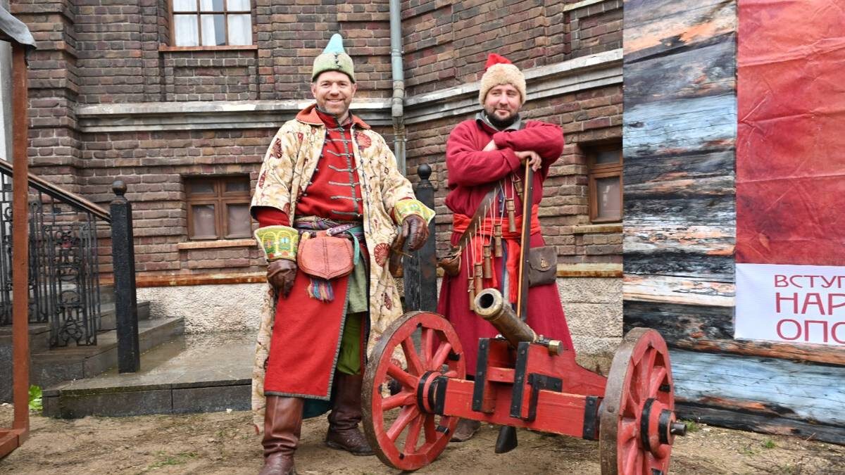    Реконструкторы Владимир Терехов и Олег Лукьянов в «Москино» / Фото: Александр Кочубей / Вечерняя Москва