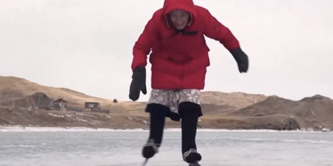 «В городе зачахнет». Отшельница Мореходова в 85 гоняет на коньках по Байкалу