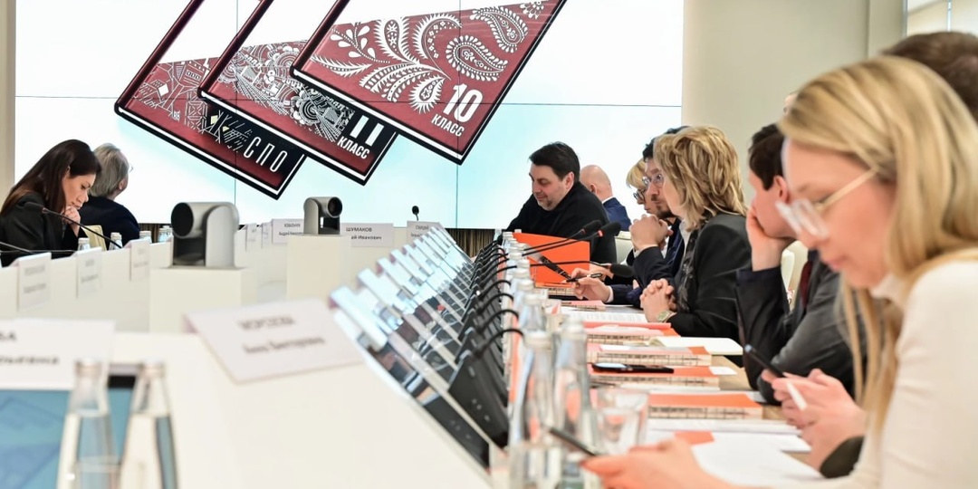 🇷🇺 Обложки единых государственных учебников по русскому языку и литературе для 10–11 классов будут выполнены в «русском стиле