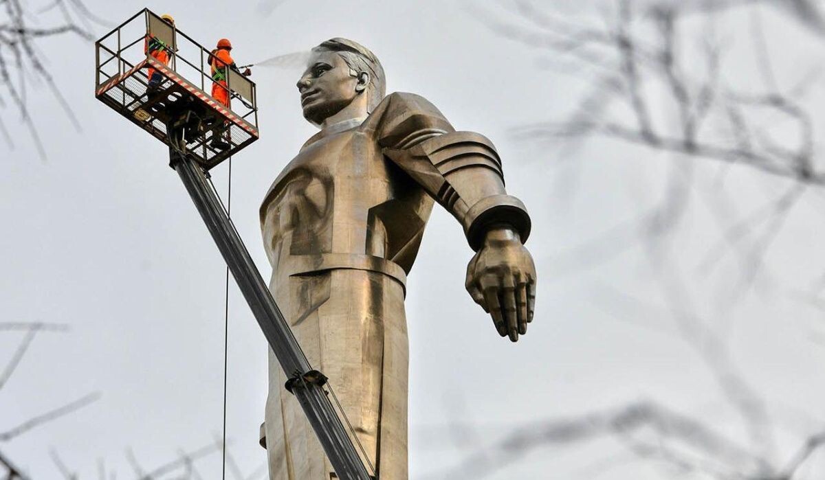     Промывка памятника. Источник: mos ru Автор фото: Пресс-служба Мэра и Правительства Москвы