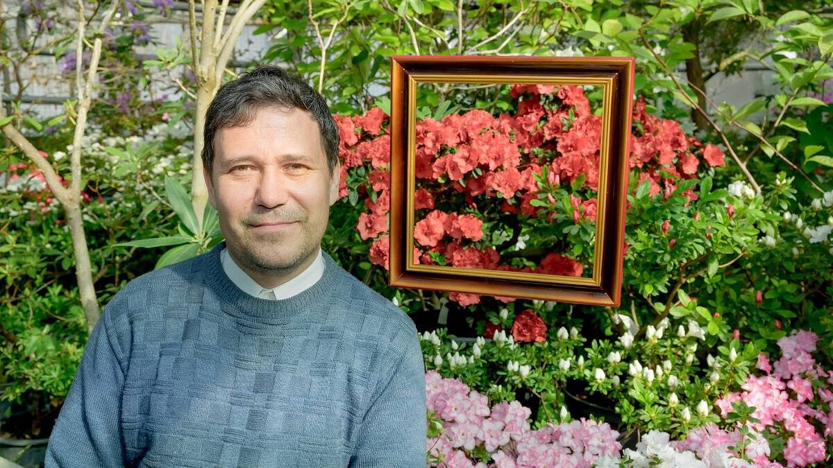    Старший научный сотрудник ГБС РАН Сергей Золкин на выставке азалий / Фото: Дмитрий Дубинский / Вечерняя Москва