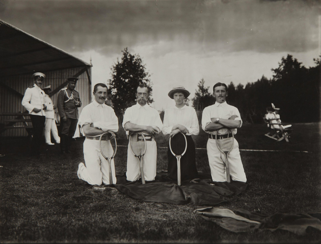 Император Николай II с великой княжной Татьяной Николаевной и двумя неизвестными после игры в теннис. А. К. Ягельский. Ателье «К. Е. фон Ган и Кº». 1913 г.