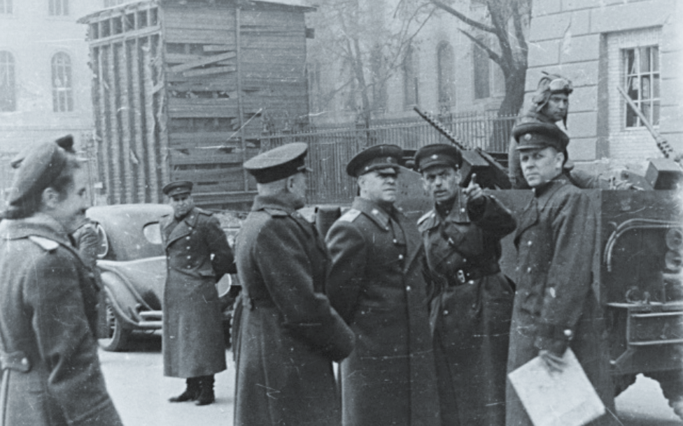 Маршал Победы на улицах Берлина, 1945 г.