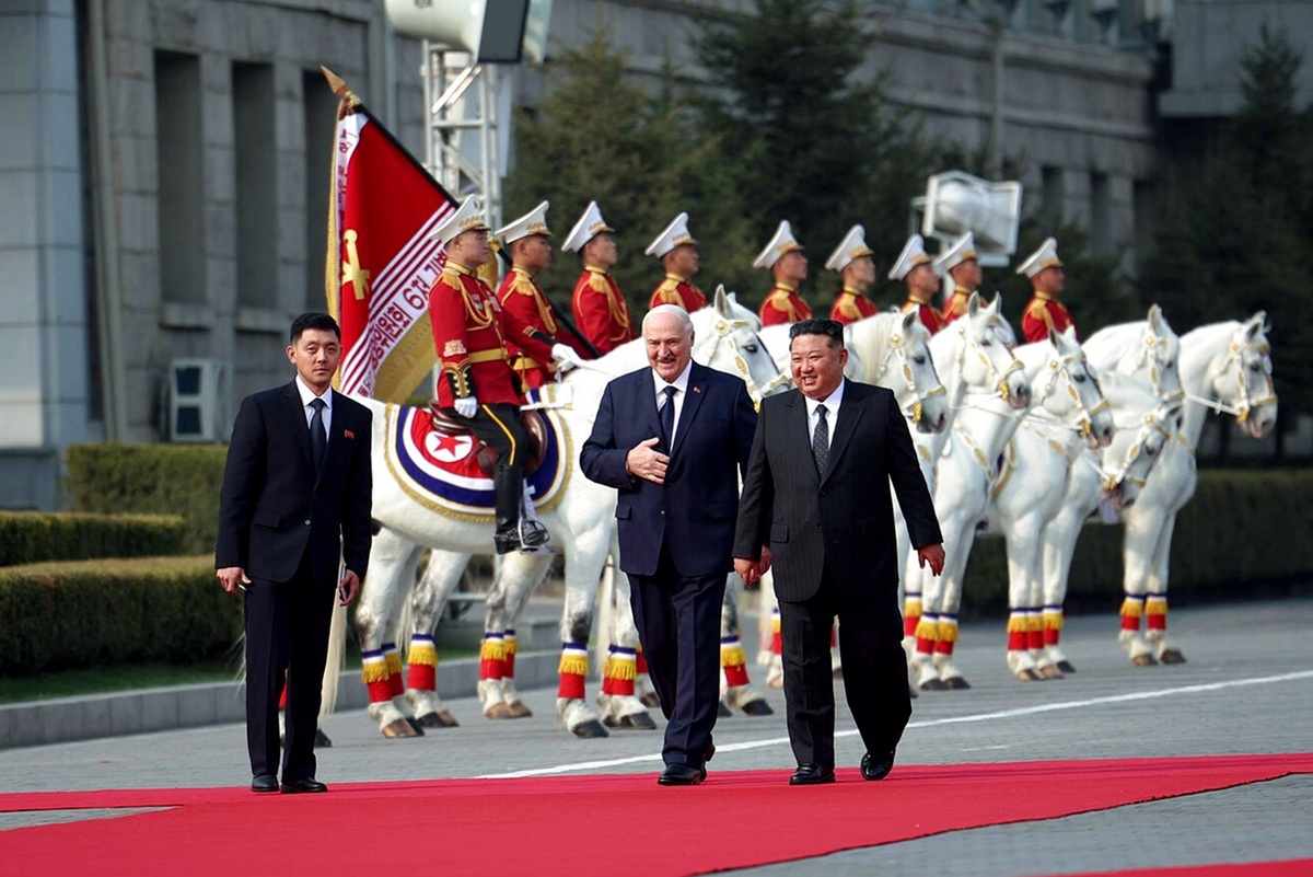    Александр Лукашенко впервые приехал в гости к Ким Чен Ыну./REUTERS