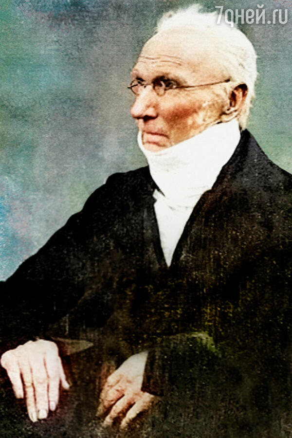 Это был высокий и статный рыжеволосый мужчина в строгом чёрном сюртуке поверх белоснежной фланелевой рубашки. Шея его была плотно закрыта белым (в тон рубашке) шарфом, который Патрик, страдающий от хронического бронхита и поэтому оберегающий горло, носил всю свою сознательную жизнь. Круглое лицо с резко выделяющимися скулами и выступающим вперёд подбородком носило отпечаток мрачной суровости.