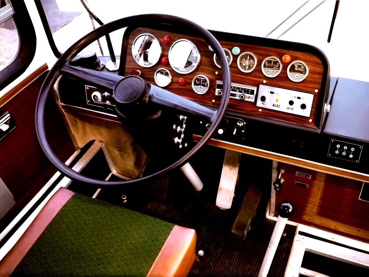 Интерьер водительской части автобуса IKARUS 255.