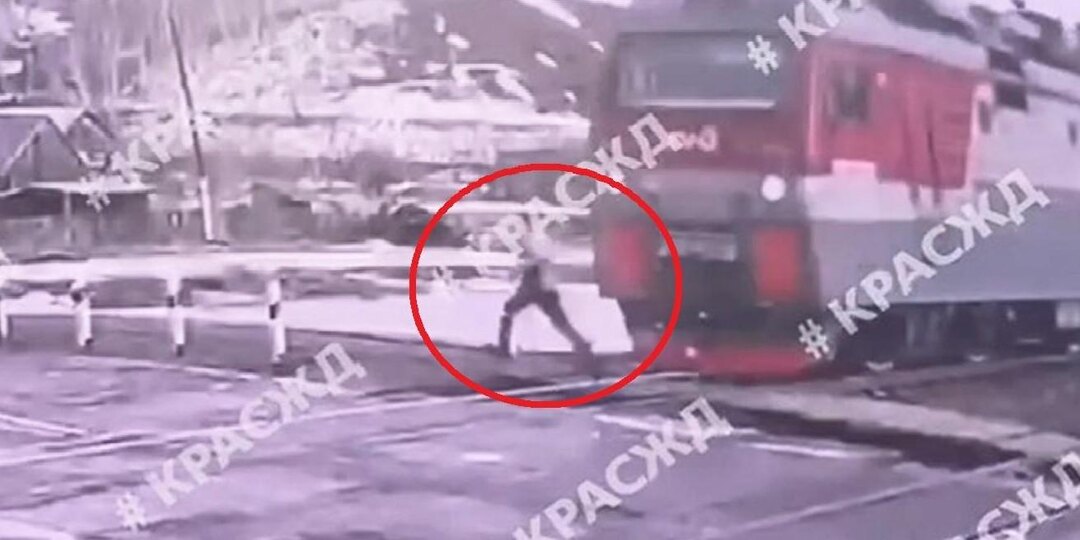 Под Красноярском мужчина побежал наперерез поезду, был сбит, но выжил: видео