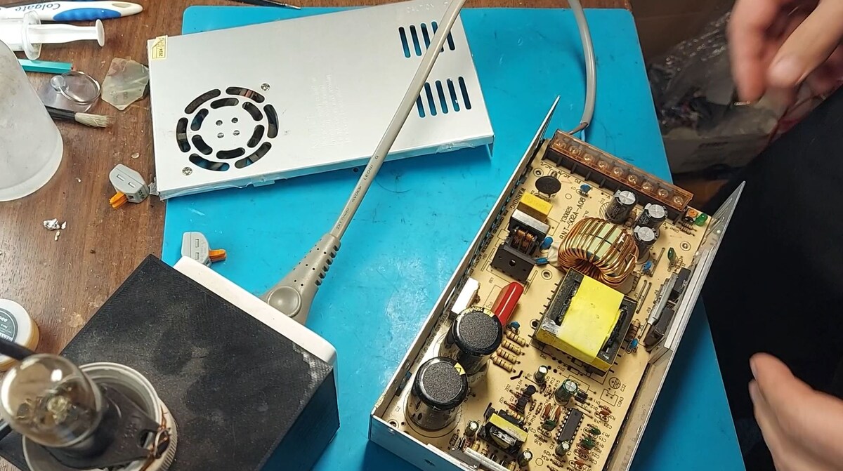 Блок питания с снятой крышкой.