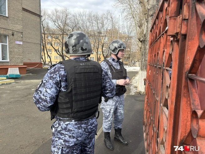 В Челябинске школьник выстрелил в одноклассницу из сигнального пистолета и выпрыгнул из окна