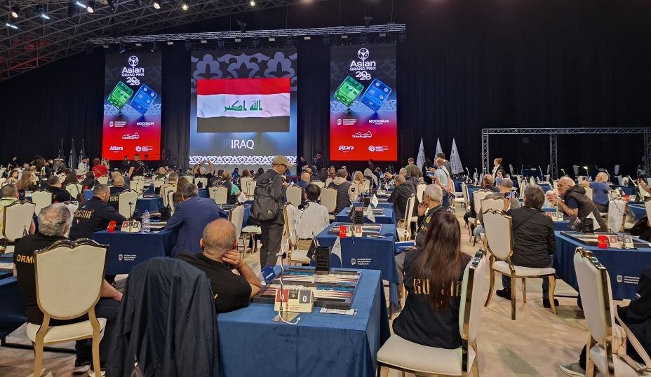    На турнире по нардам в Ташкенте все спортсмены играют под своими национальными флагами. Фото: Михаил Петров