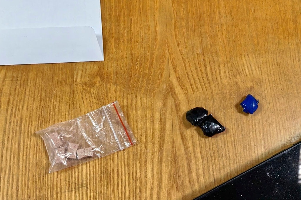    Во время патрулирования в Заречье возле гаражей наряд полиции заметил молодого человека, который был весь испачкан в грязи.