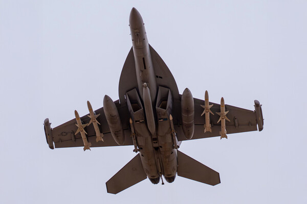 F/A-18 ВМФ США, участвующий в войне против Ирана. На нем подвешены четыре противорадиолокационные ракеты HARM для подавления ПВО / U.S. Central Command   📷