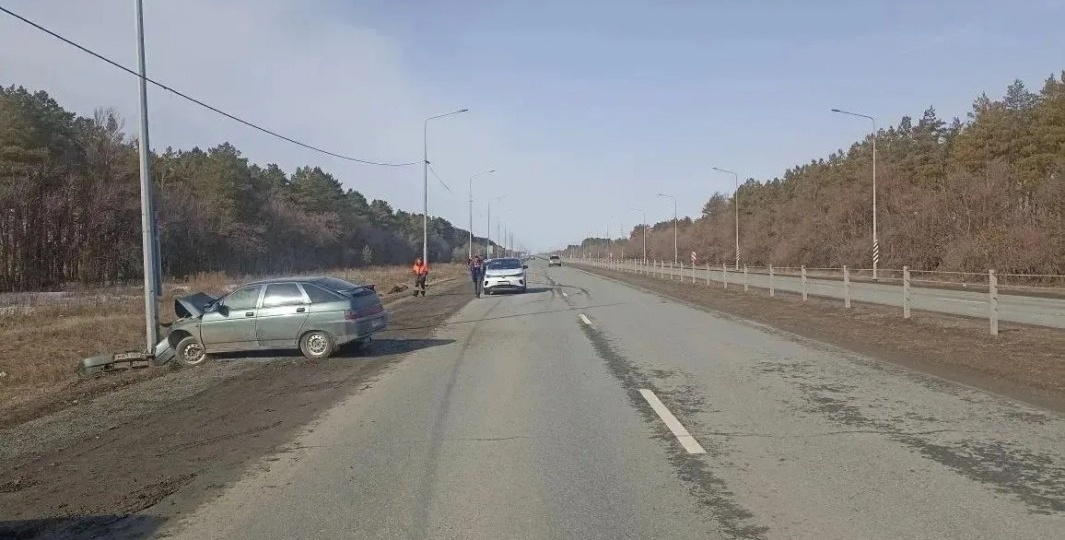 В Оренбургском районе ВАЗ протаранил опору ЛЭП